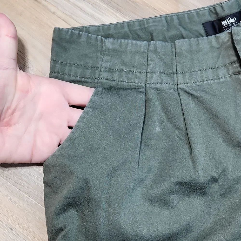 💜Olive Green Pleated Cuffed Shorts Size 6 - Picture 5 of 9